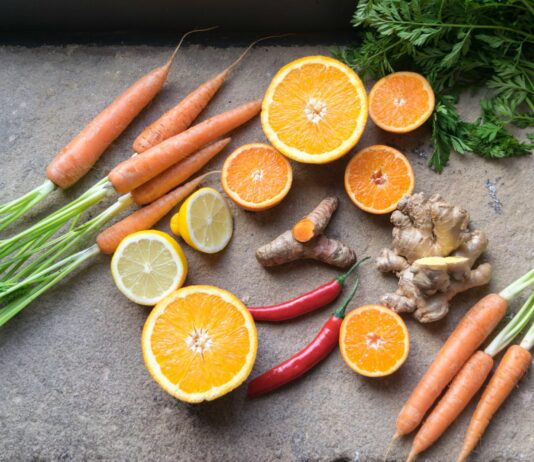 최근 관심 높아진 ‘마음 챙김 식사’, 바쁜 일상 속 실천법 주목받아 sliced orange fruit beside green and orange vegetable