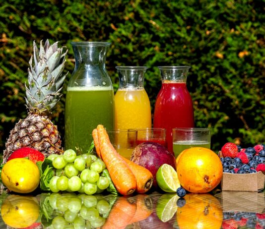 “탄산음료일 줄 알았는데”… 한국인 당 섭취 1위, 뜻밖의 ‘이것’에 모두가 놀랐다 fruits and vegetable in clear glass jar