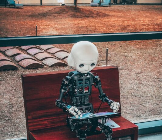 인공지능, 우리 집 건강 도우미로 자리 잡다 black and white robot toy on red wooden table
