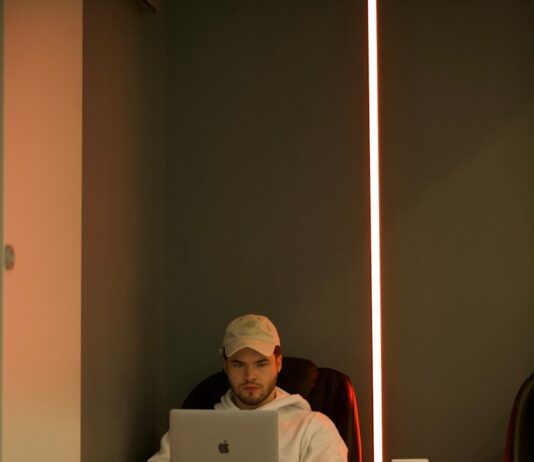 “낮잠, 짧게 자면 득이 된다”…현대인 위한 슬기로운 낮잠 습관 man in red long sleeve shirt using macbook