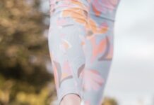 걷는 자가 세상을 바꾼다: ‘걷는 삶’이 주는 진정한 자유와 회복 person wearing black and white nike shoes