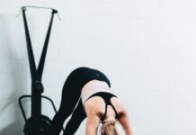 수면의 질을 바꾸는 5분: ‘딥 슬립’을 부르는 야간 이완술 woman in black sports bra and blue denim jeans doing yoga