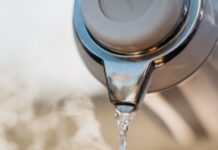 집에서도 가능한 마인드풀니스, 일상 속 작은 실천으로 마음 챙기기 a glass pouring water into a cup