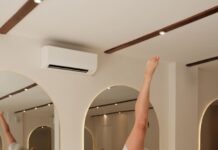 “근력부터 마인드풀니스까지, 필라테스가 건강 트렌드로 떠오른 이유” Woman does a pilates exercise on a reformer.