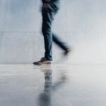 걷기 운동, 일상 속에서 손쉽게 시작하는 건강 습관 person wearing blue denim jeans beside gray wall