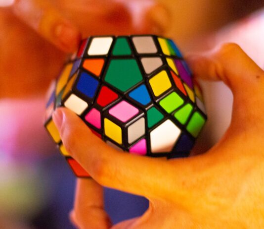 “뇌도 운동이 필요해요”…일상 속 뇌건강 지키는 새로운 습관 뜬다 person holding 3 x 3 rubiks cube