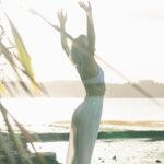 일상 속으로 스며든 웰니스 문화, 건강한 삶을 위한 실천법은? woman standing near body of water