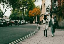 “일상 속 작은 변화, 직장인 건강을 지킨다” a couple of people walking down a street