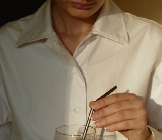 일상으로 스며든 웰니스 문화, 나만의 건강 루틴 만들기 person in white button up shirt holding clear drinking glass with green liquid