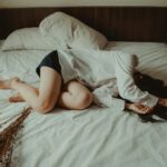 “만성피로, 일상 속 작은 변화로 극복하자”… 스마트 웰빙 트렌드 주목 woman lying on bed