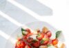내 몸이 먼저 아는 식단, 일상 속 ‘스마트 밸런스’가 인기 sliced tomato and green leaf vegetable on white ceramic plate