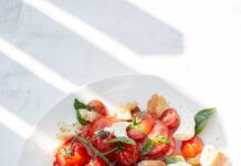 내 몸이 먼저 아는 식단, 일상 속 ‘스마트 밸런스’가 인기 sliced tomato and green leaf vegetable on white ceramic plate