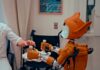 “AI, 내 건강도 챙긴다” 일상 속 AI 기반 건강관리 확산 Man gives robot bottles on a tray
